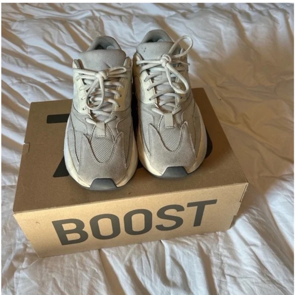 Yeezy 700 Analog - Picture 2 of 3